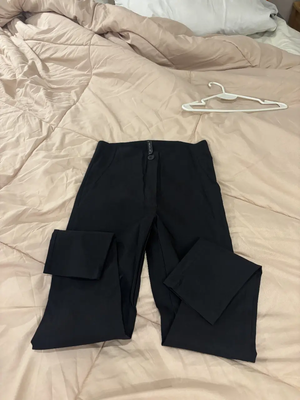 Pantalón sastrero negro, de corte recto y tiro alto. Ideal para un look elegante y sofisticado.
