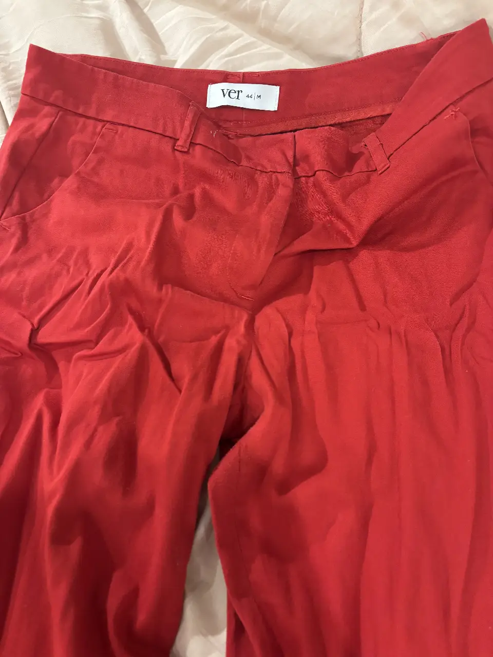 Pantalón sastrero rojo de mujer, con corte recto y talle alto. Ideal para un look elegante y moderno.