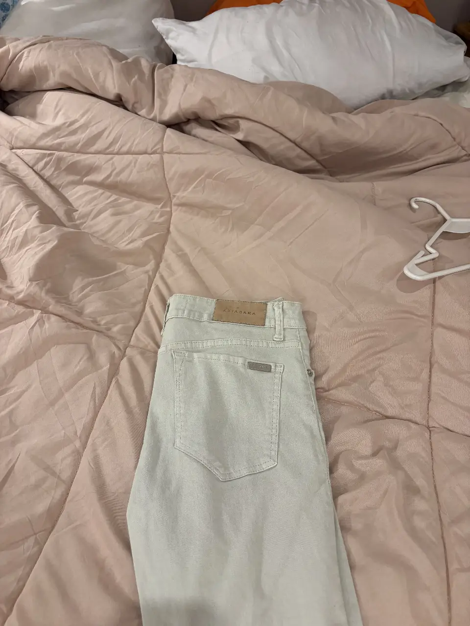Pantalón de jean recto color crudo, de la marca Akiabara. Un clásico para cualquier ocasión.