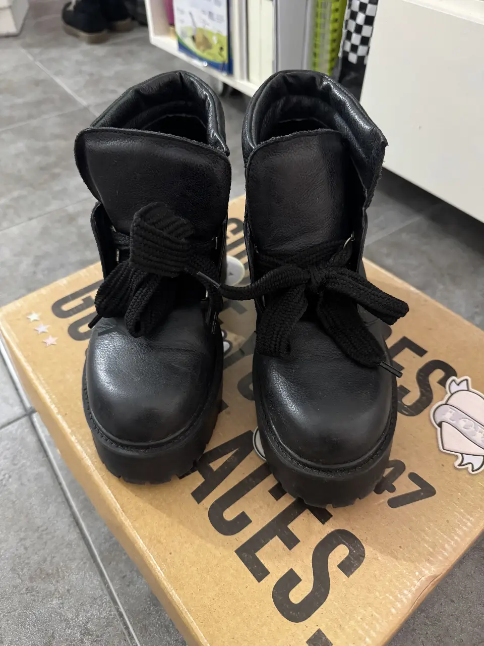 Botines negros de cuero con cordones. Ideales para un look rocker o casual. Perfectos para el invierno.