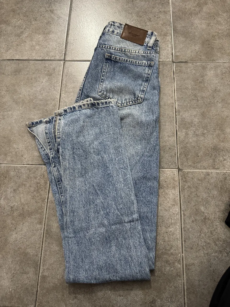 Jeans rectos de hombre, tiro medio, con efecto gastado y etiqueta de cuero en la parte trasera. Un clásico para cualquier ocasión.