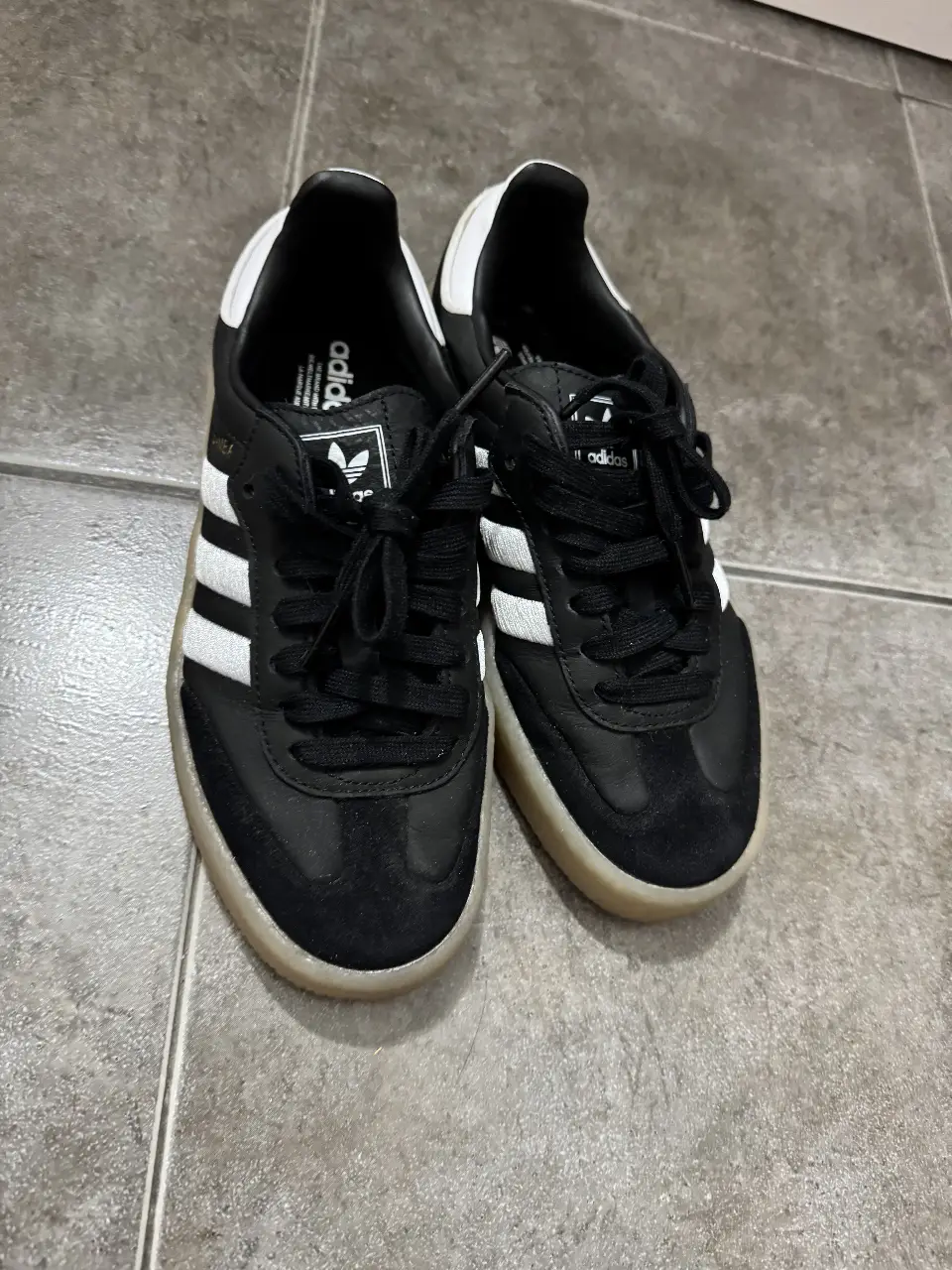 Zapatillas Adidas Samba negras con detalles blancos. Un clásico del calzado deportivo, ideales para un look casual y urbano.