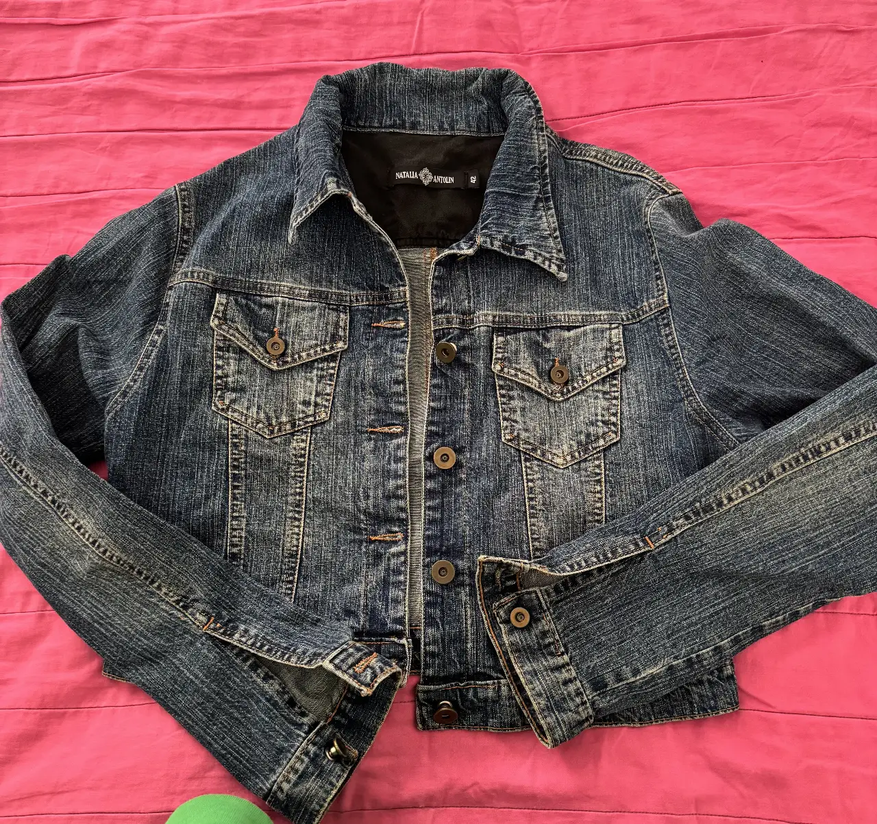 Campera de jean azul, con bolsillos y botones. Ideal para un look casual y versátil.