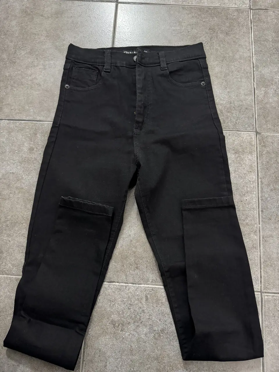 Jeans negro de tiro alto, corte recto. Un clásico que no puede faltar en tu guardarropa. Ideal para combinar con cualquier outfit.