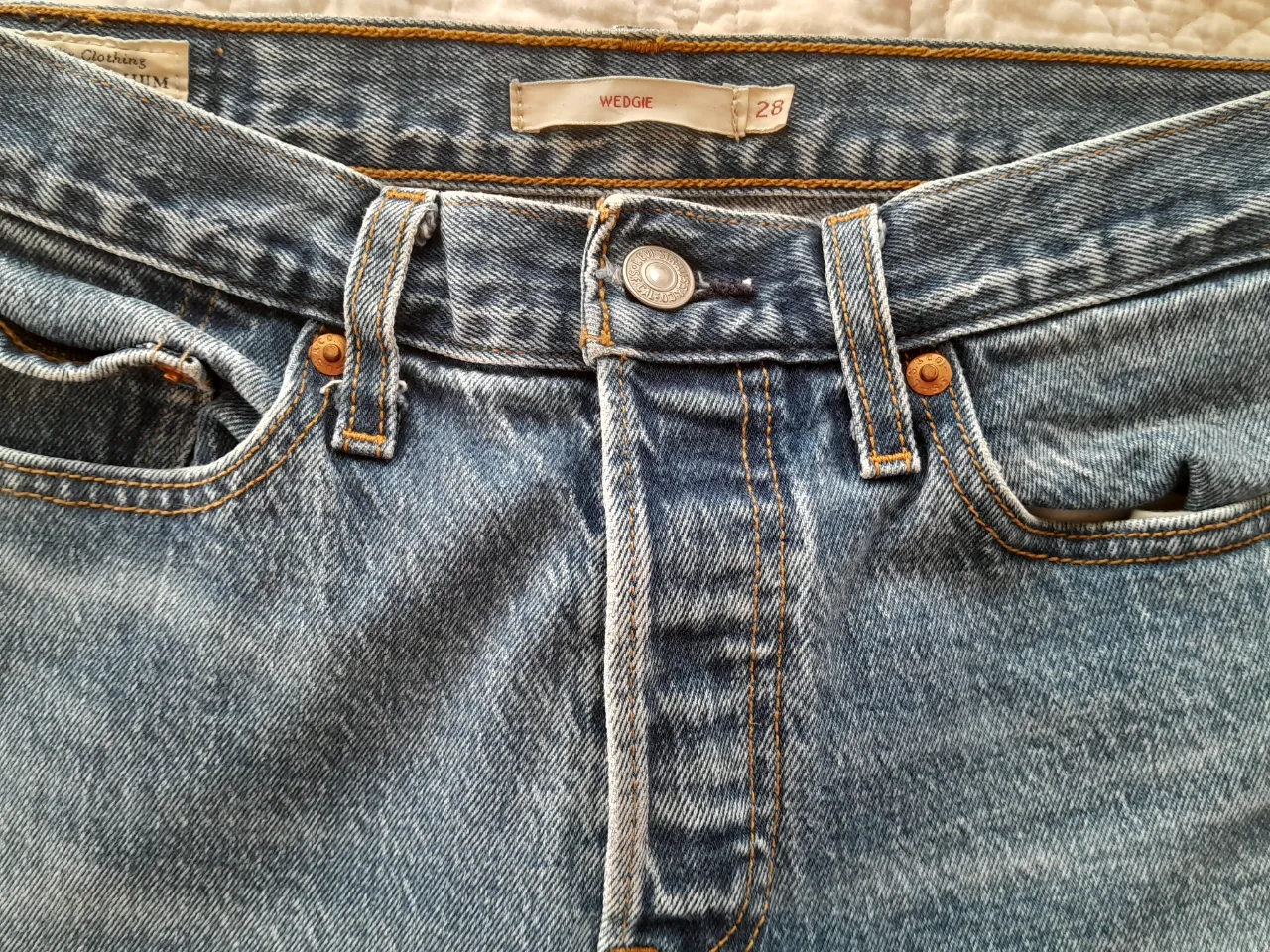 Jeans Levi's color azul. Cuentan con cinco bolsillos y cierre de botón. modelo wedgie. usado y bien conservado.