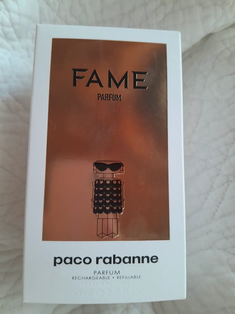 Perfume "Fame" parfum de Paco Rabanne, presentación de 80ml. Un aroma que destaca, y con excelente duracion El envase es dorado y tiene un diseño inspirado en un vestido con escamas y gafas de sol. contiene 70 ml. 