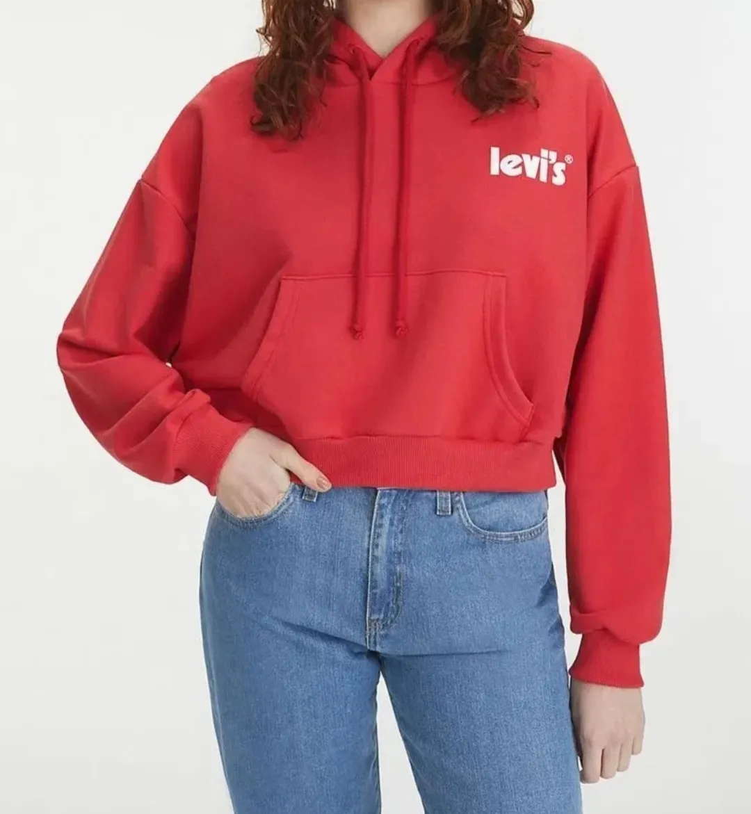 Hoodie rojo crop de Levi's. Tiene un bolsillo canguro al frente y el logo de la marca en blanco en la parte superior izquierda. Ideal para un look casual y moderno. solo 2 usos! impecable 