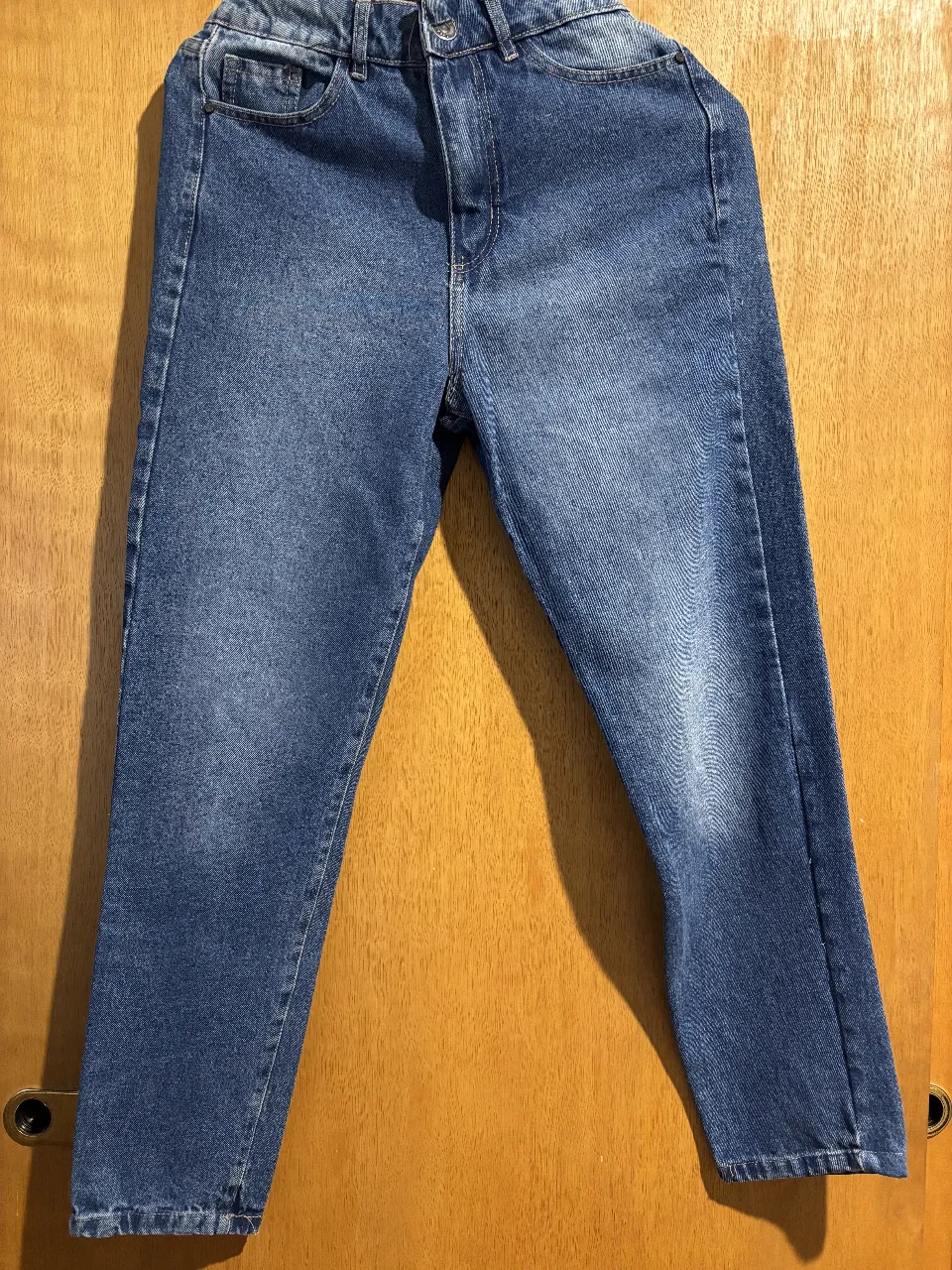 Jeans rectos de mujer, tiro medio, color azul. Marca Loca, talle 38. Ideal para un look casual y cómodo.