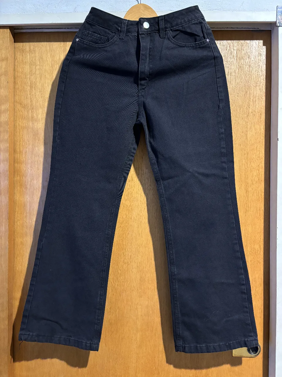 Jeans negro de corte recto, con un diseño clásico y versátil. Talle 36, ideal para un look casual y moderno. Marca Nina Fermina.