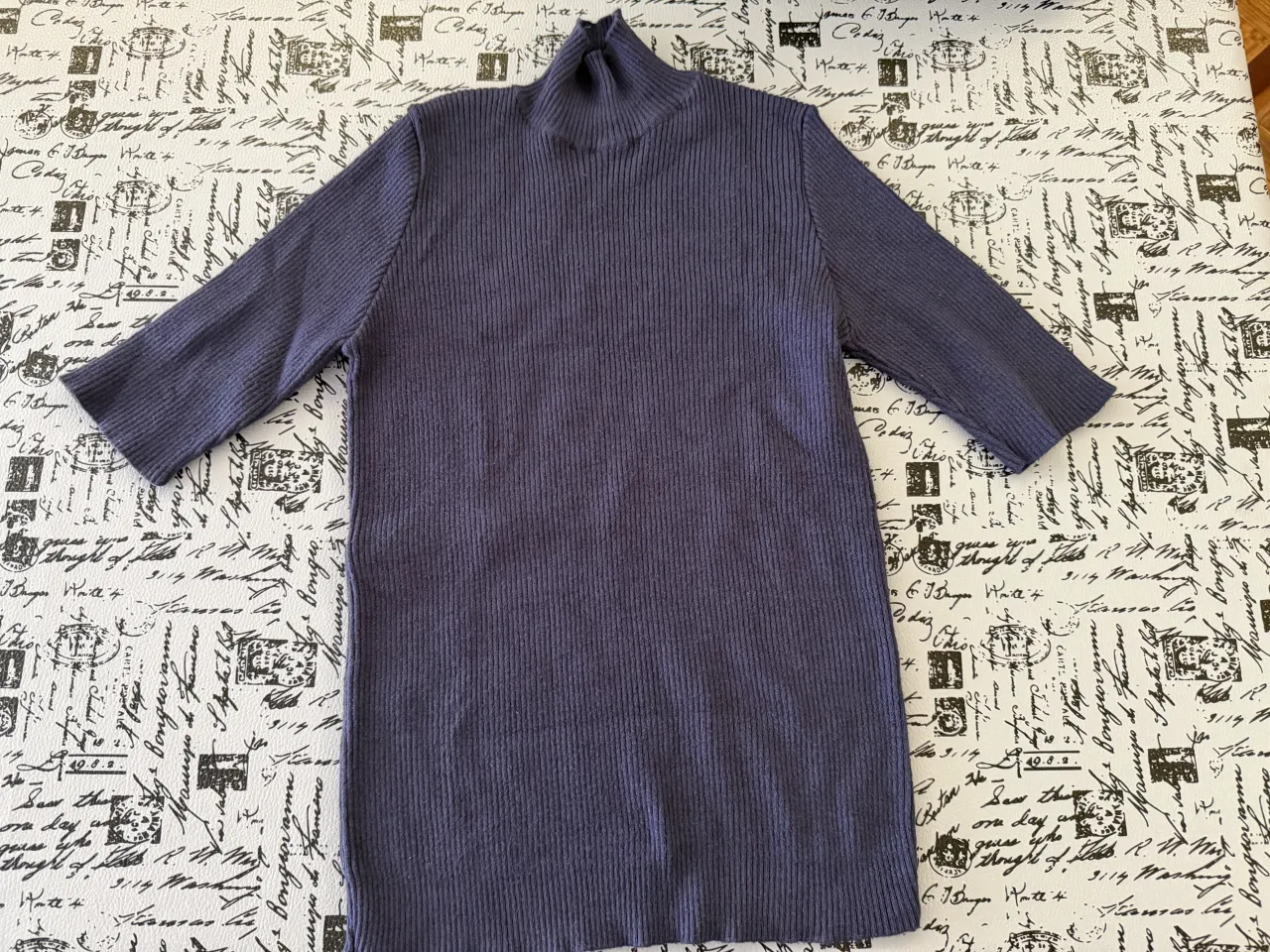 Polera azul marino con mangas 3/4 y textura acanalada.