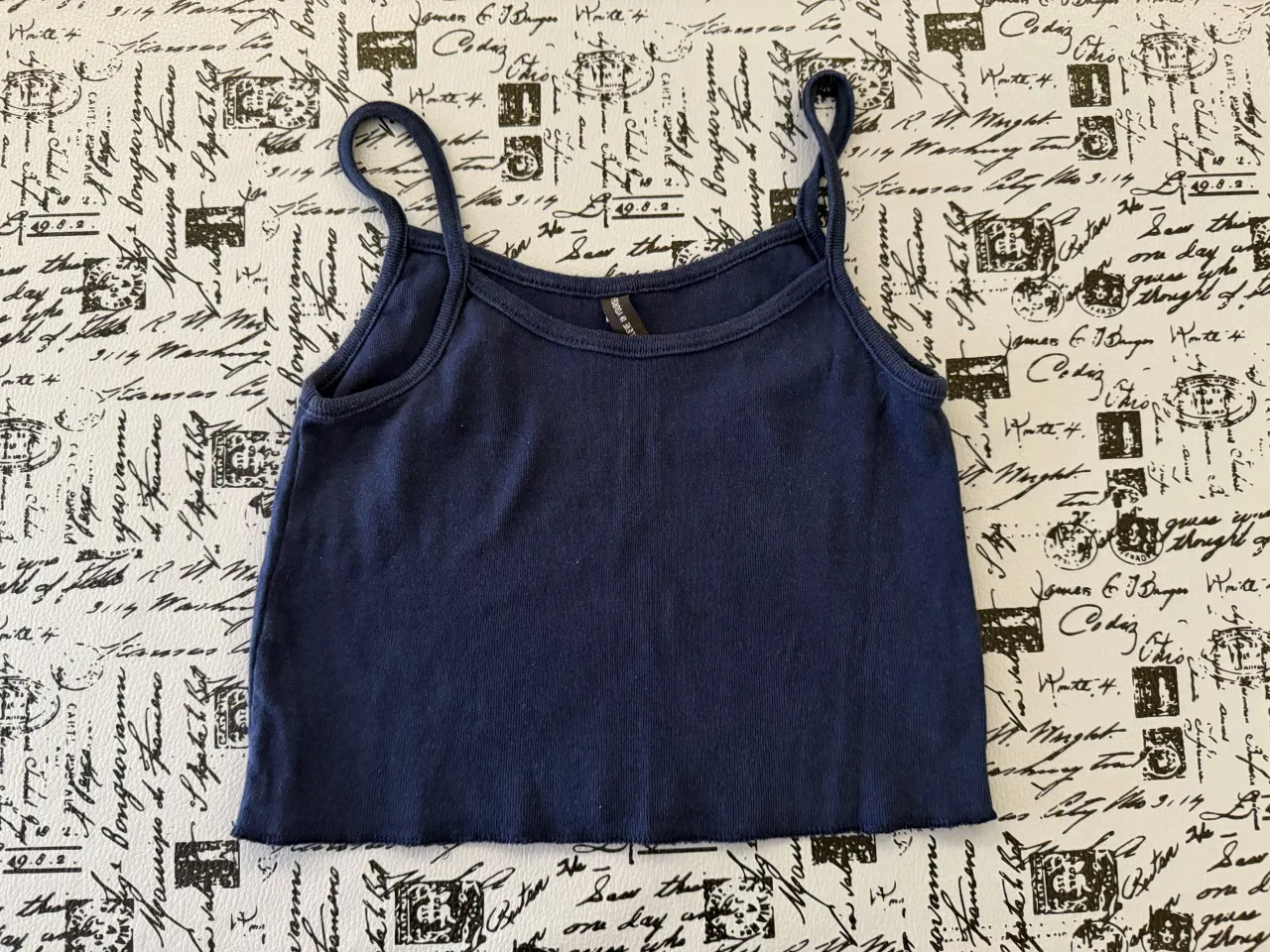 Musculosa azul marino con tiras finas y escote redondo. 