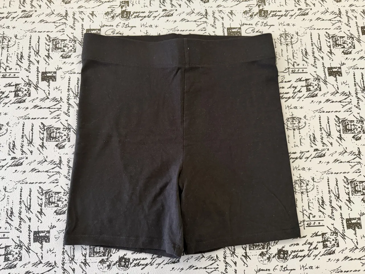 Shorts negros de algodón con cintura elástica.