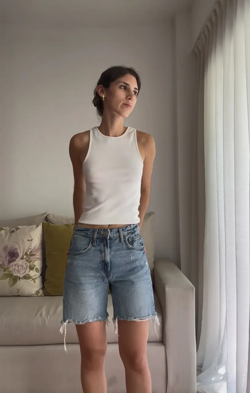 Short bermuda, tiro medio, con roturas en los bordes. Combinalo con una musculosa blanca para un look casual y fresco. Talle XS. Poco uso y muy buen estado. 