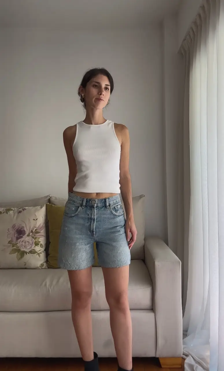 Short Bermuda de jean de mujer, tiro alto, con detalles de desgaste y roturas. Ideal para un look casual y moderno. Perfecto estado y poco uso.  Talle XS. 