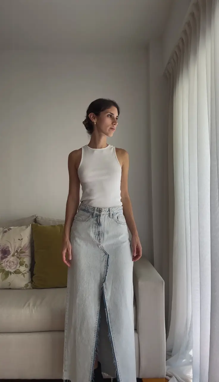 Pollera larga de jean con abertura frontal. Ideal para un look casual y fresco. Perfecto estado con un solo uso. 