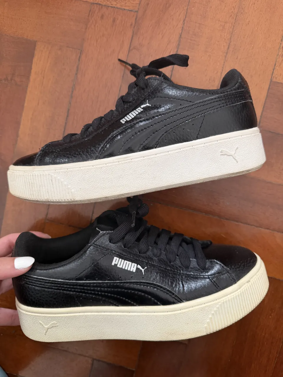 Zapatillas Puma negras con plataforma blanca. Cierre de cordones. talle 22cm