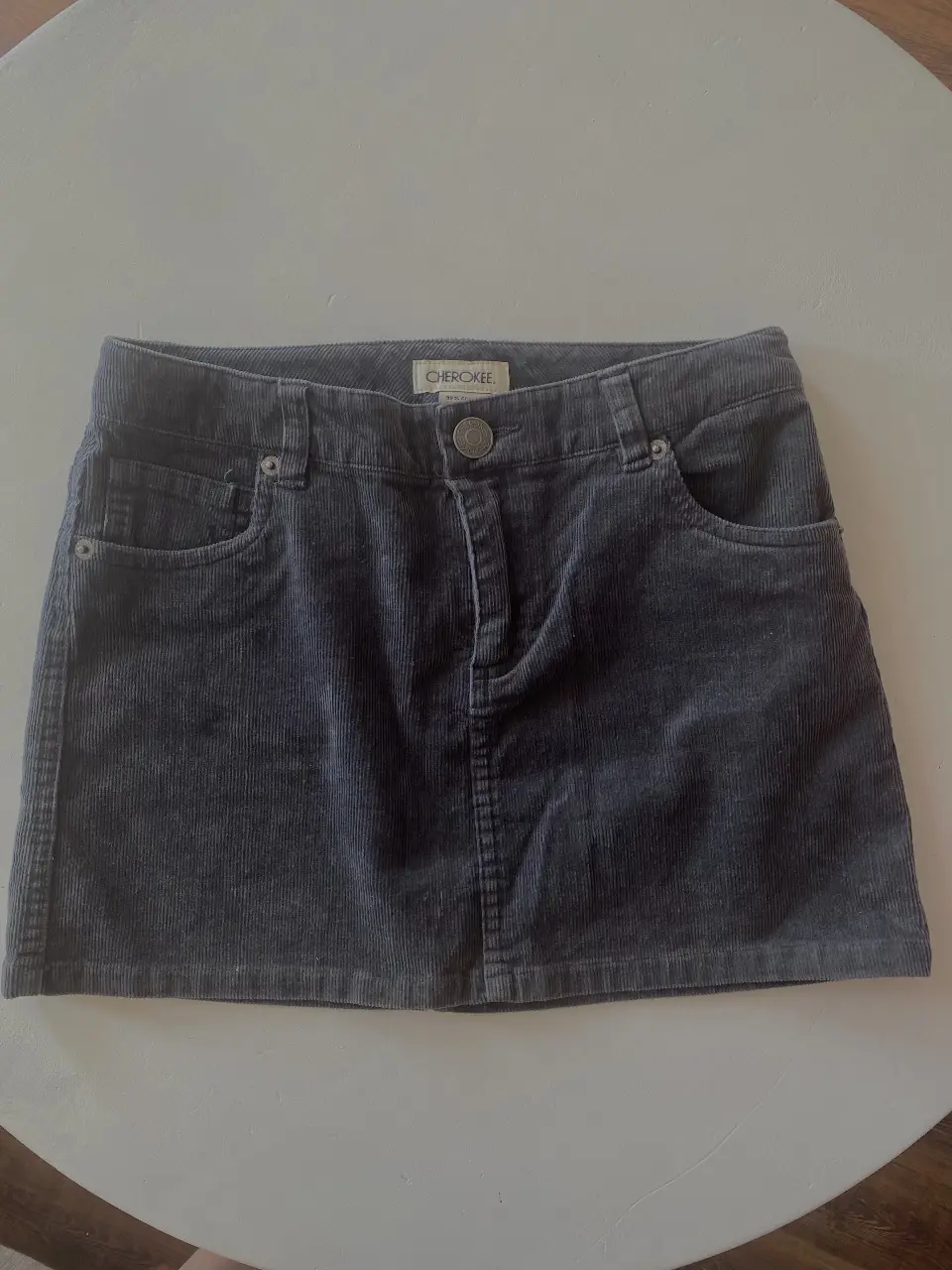 Minifalda de corderoy gris oscuro, ideal para un look casual y versátil. Marca Cherokee(importada)