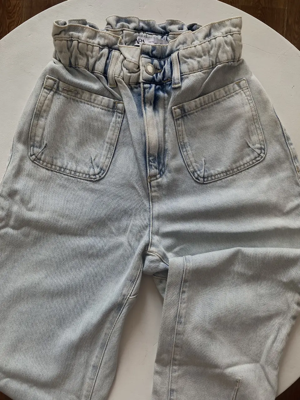 Jeans Zara de mujer tiro alto, Paperbag, con bolsillos delanteros y traseros. Diseño de cintura fruncida y corte recto. Ideal para un look casual y moderno. ( NUEVO sin etiqueta jamás usado) Precio real en Zara: 100mil