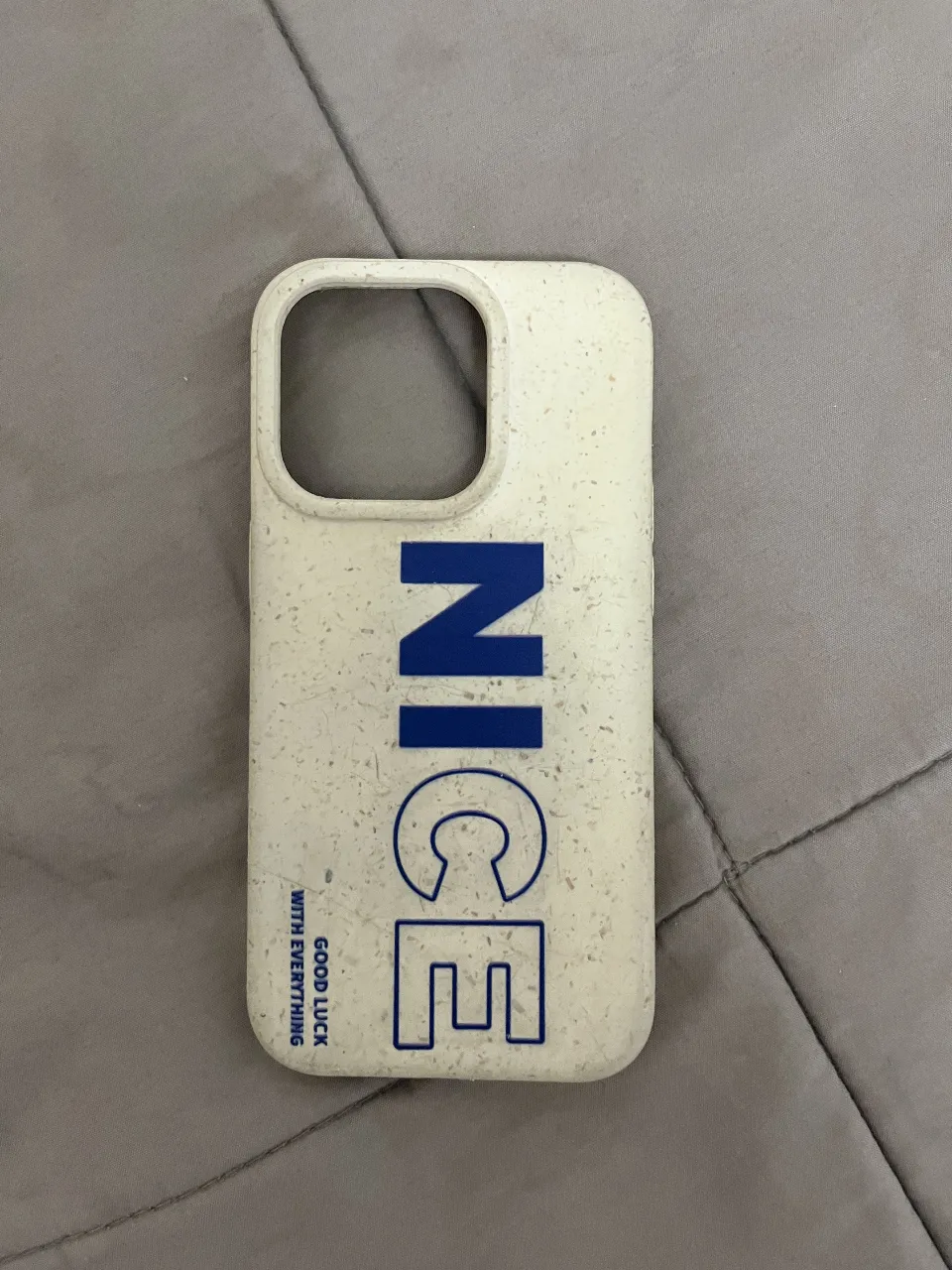 Funda para iPhone con diseño moderno y texto “NICE” . Ideal para proteger tu celular con estilo. Perfecta para el día a día. Para iPhone 14 pro