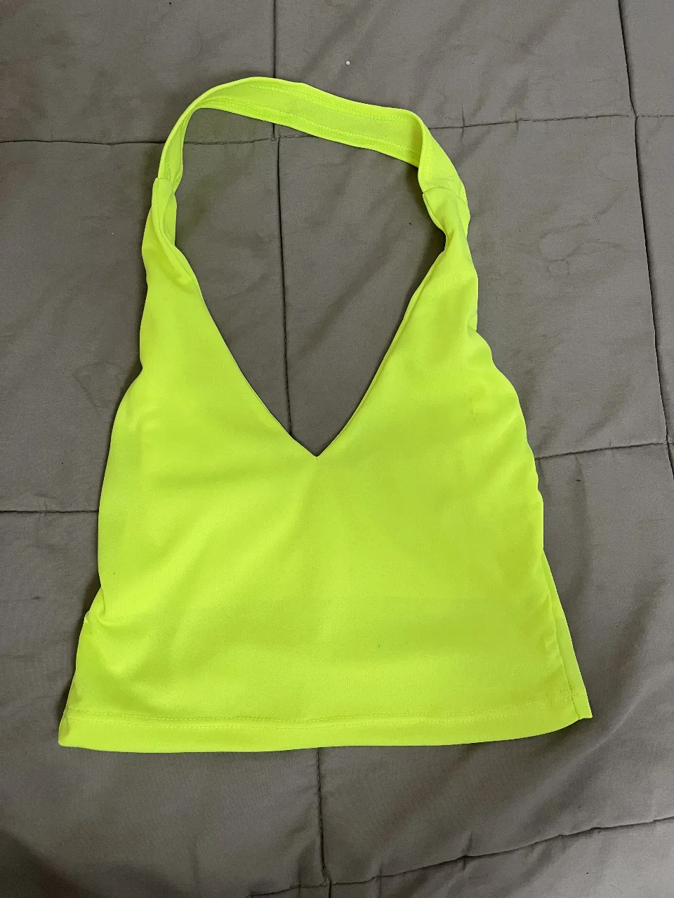 Top amarillo flúo cuello halter, ideal para salir. Tiene un diseño moderno y llamativo, perfecto para destacar. Tiene un solo uso, ideal para fiesta flúo de bariloche.