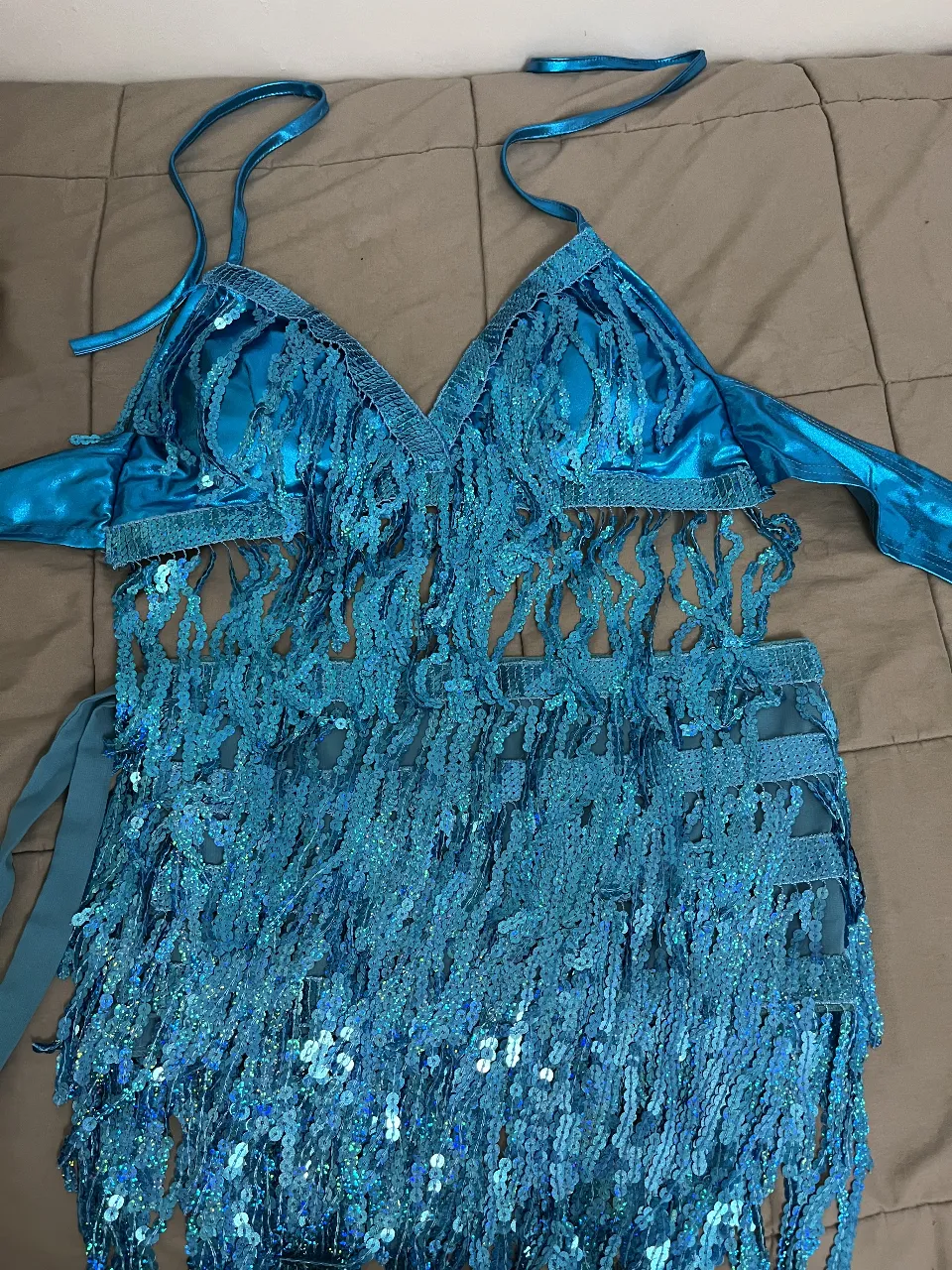 Conjunto de top y pollera de lentejuelas y flecos. Perfecto para destacar en cualquier fiesta o evento. Ideal para fiestas de disfrazes.