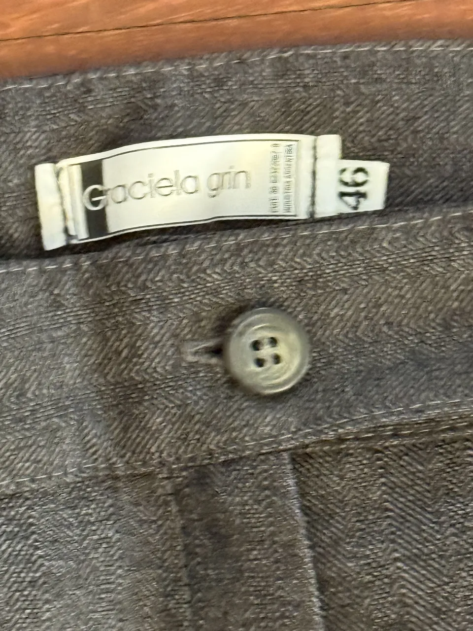 Pantalón sastrero gris de la marca Graciela Grin, talle 46. Ideal para un look formal o de trabajo. Confeccionado en un tejido de calidad, este pantalón ofrece un ajuste elegante y cómodo.