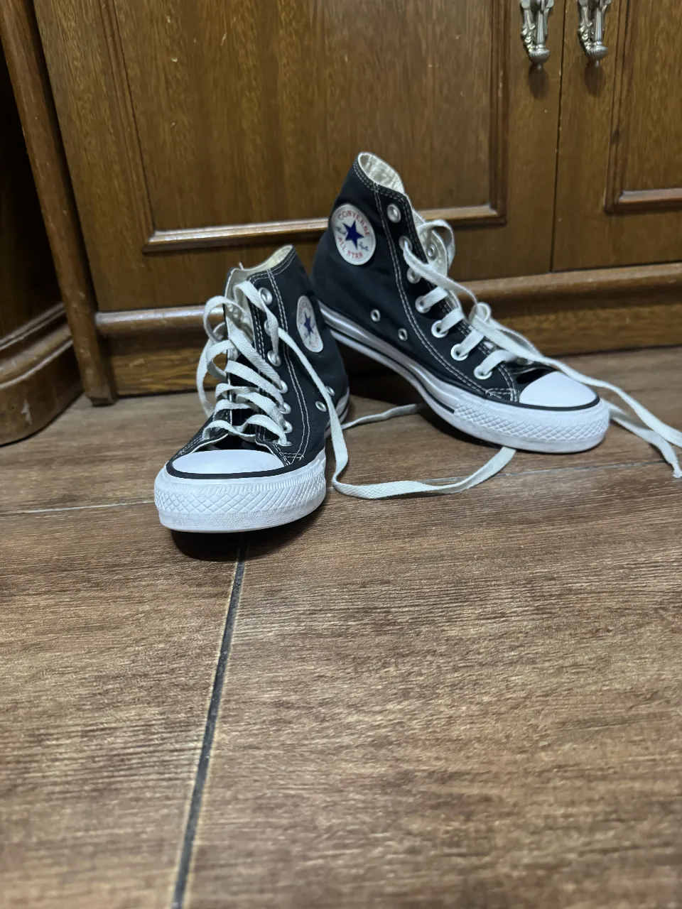 Zapatillas Converse All Star altas, color negro, con cordones blancos. Ideales para un look casual y urbano.