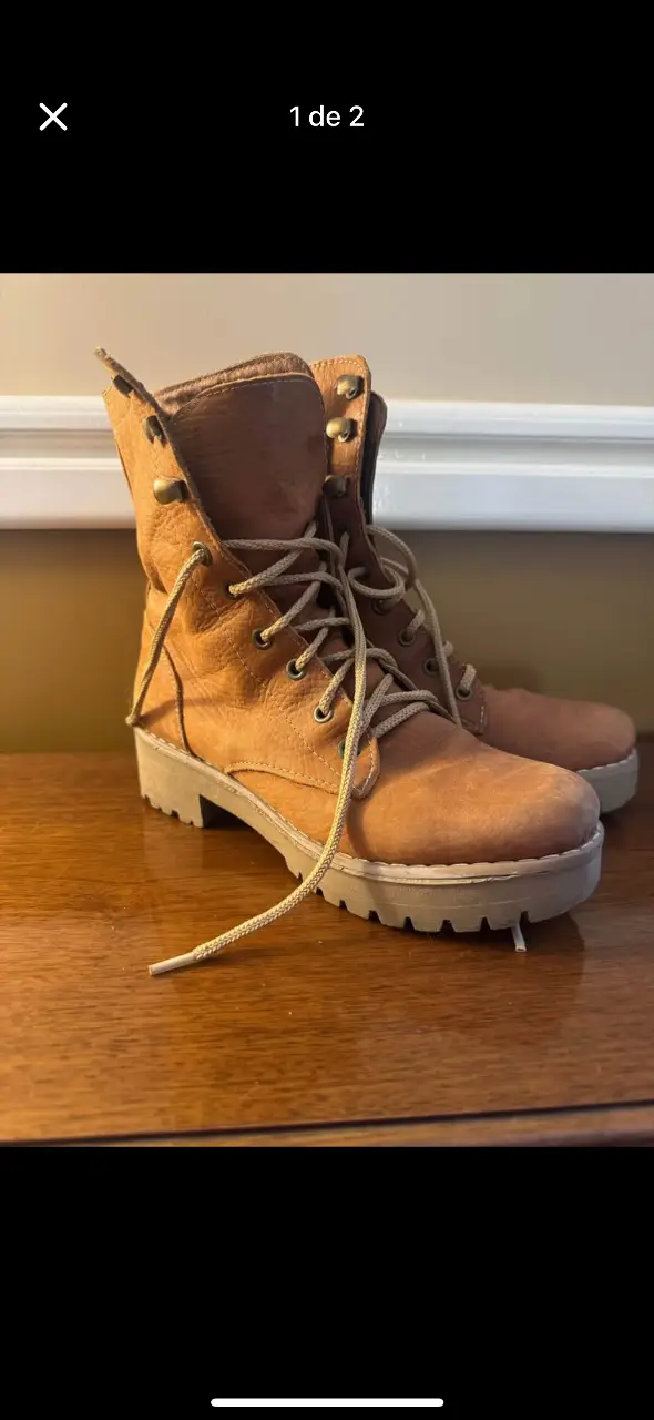 Borcegos de cuero color marrón claro, con cordones y suela gruesa. Ideales para un look casual y urbano.