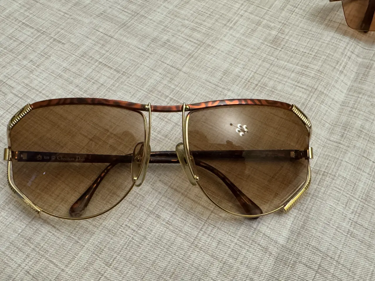 Anteojos Christian Dior vintage, con marco dorado y detalles carey. Un clásico de la moda, ideal para un look retro y sofisticado.