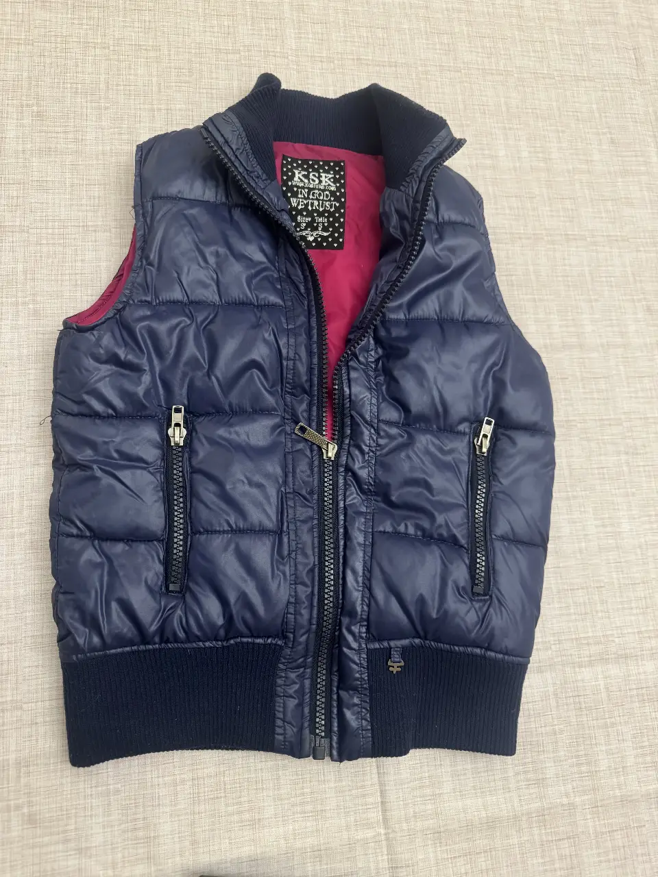 Chaleco acolchado azul marino para hombre, con forro rosa y cierre. Ideal para el invierno, con bolsillos y detalles de la marca KSK.