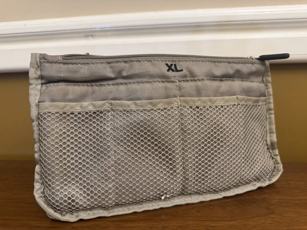 Organizador de bolso XL, color gris, con múltiples compartimentos de malla para una mejor organización. Ideal para mantener tus pertenencias ordenadas.