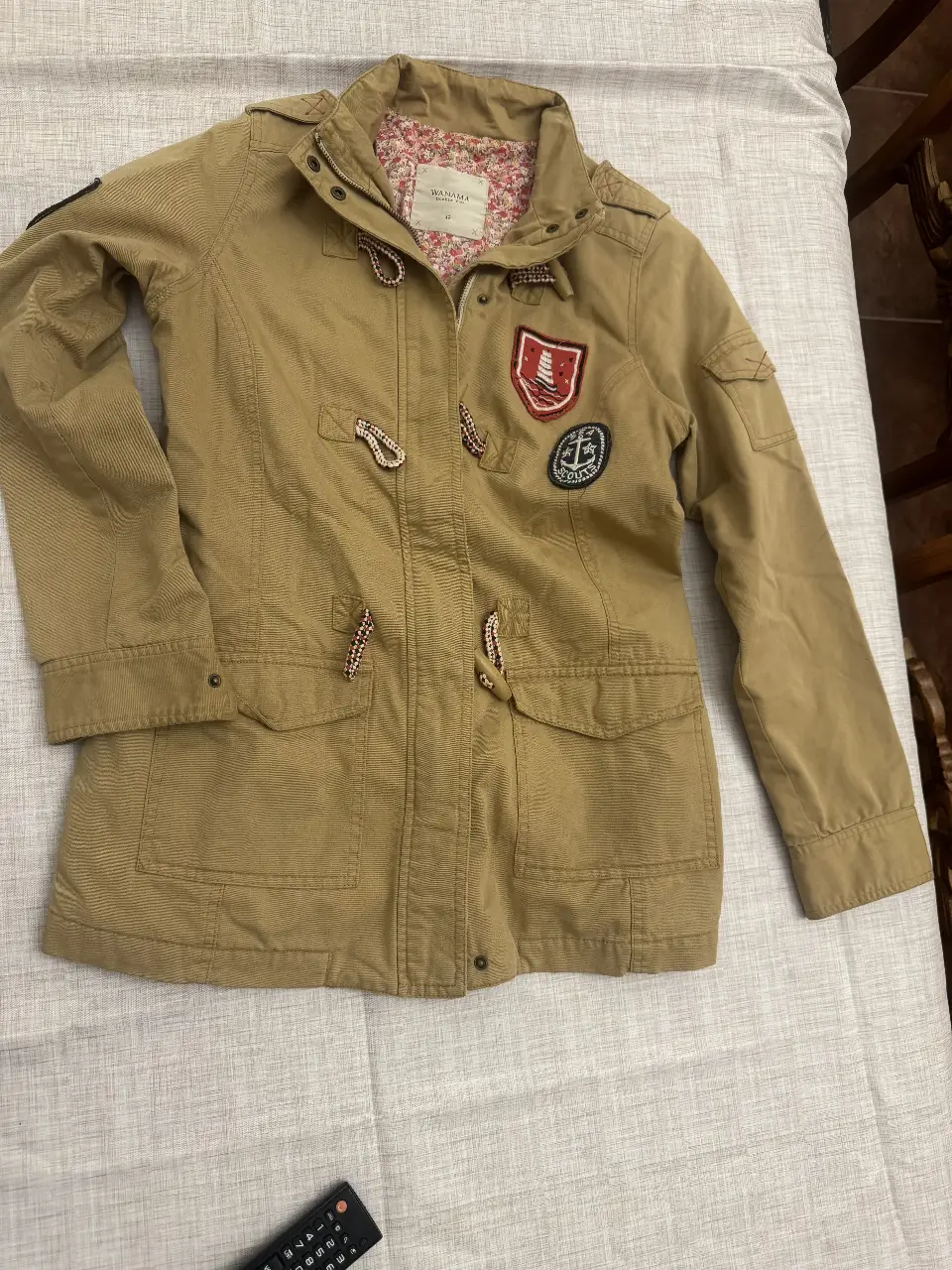 Campera estilo parka en color khaki, con detalles de parches y cierre con cordones. Ideal para un look casual y urbano.