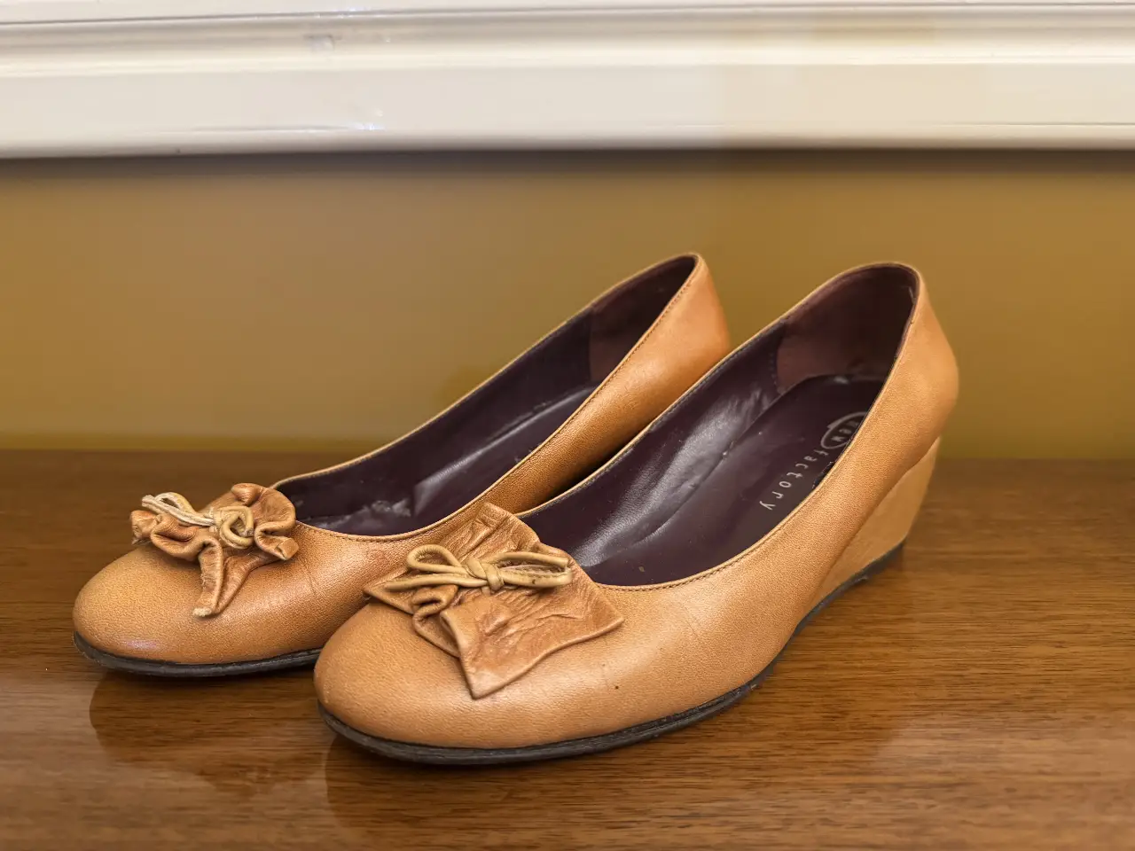 Ballerinas de cuero color marrón con moño en la punta. Ideales para un look elegante y cómodo.