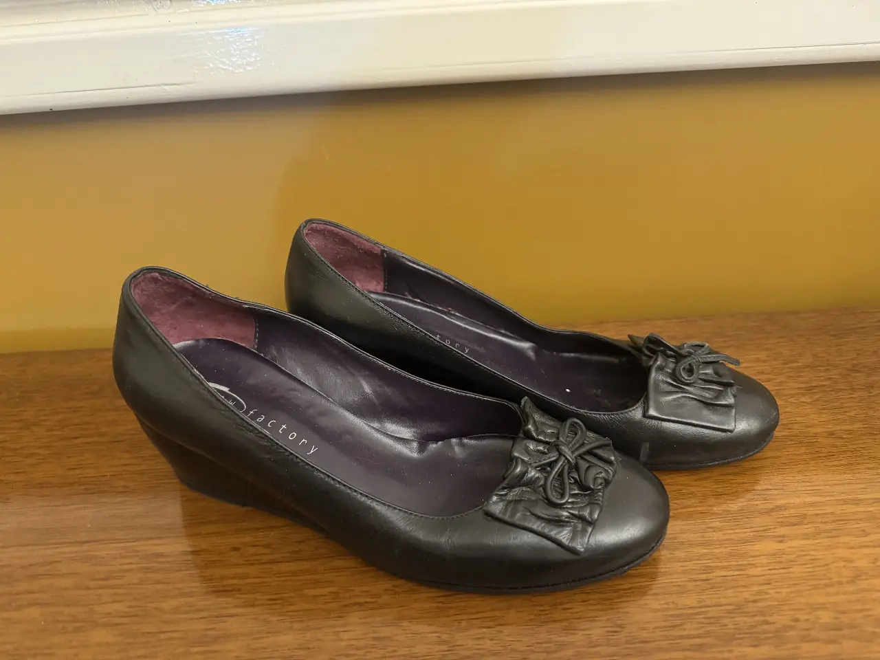 Ballerinas negras con detalle de moño en la punta. Ideales para un look elegante y cómodo.
