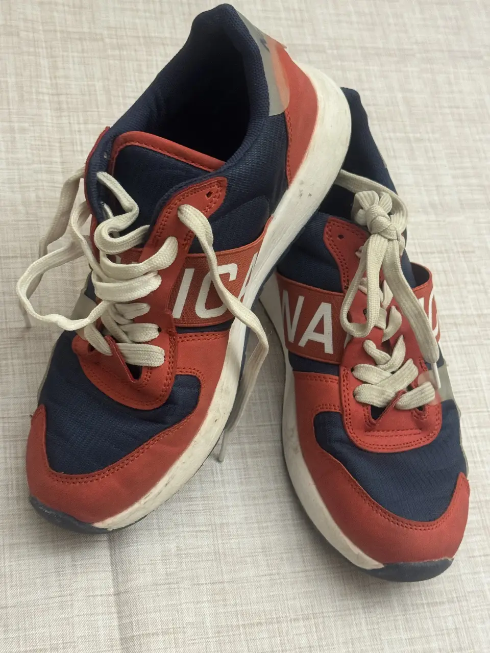 Zapatillas deportivas Nautica para hombre, combinan azul y rojo con detalles en blanco. Ideales para un look casual y cómodo.
