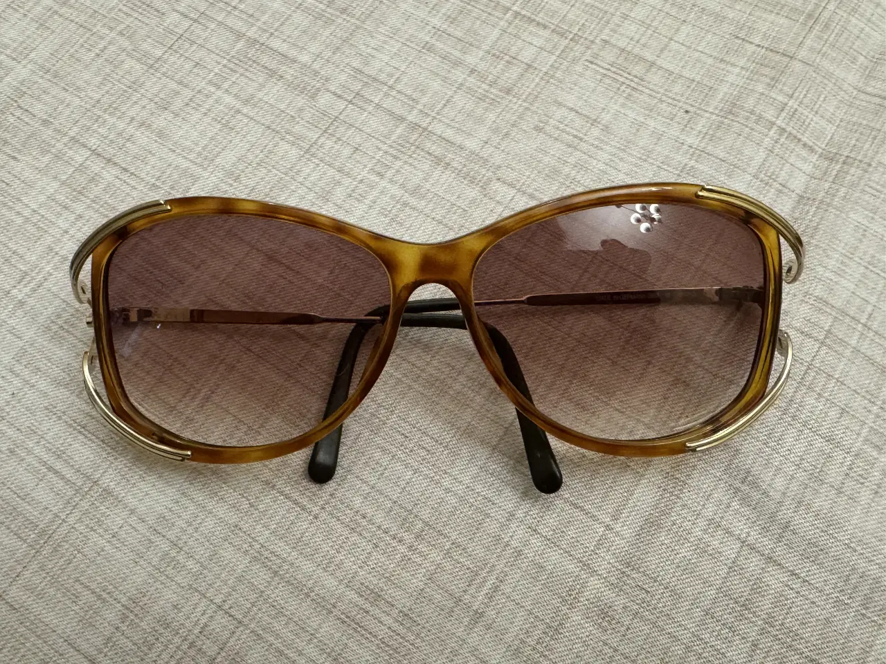Anteojos de sol vintage Christian Dior, con marco de carey y detalles dorados. Un clásico de la moda, ideal para un look retro y sofisticado.