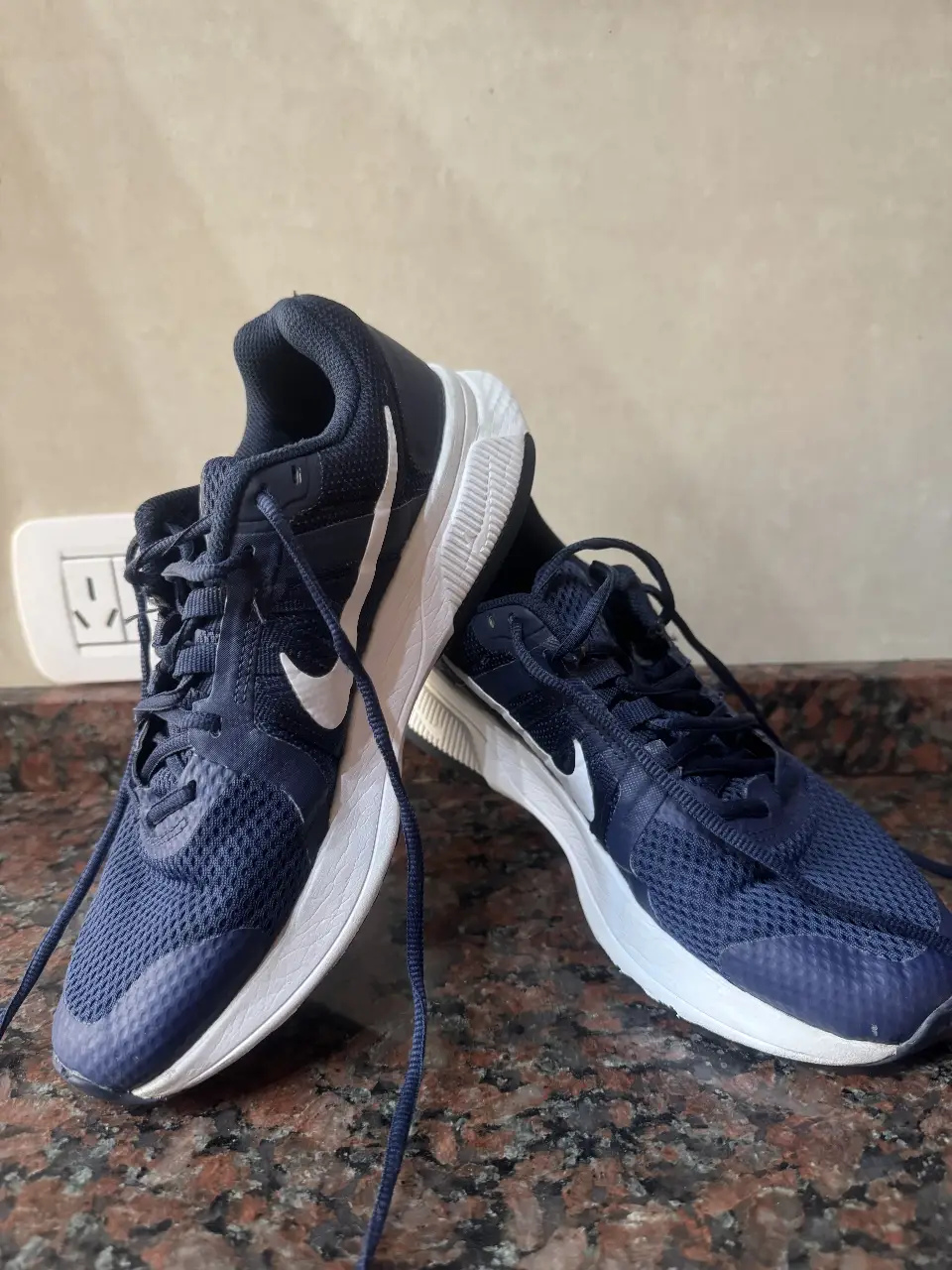 Zapatillas Nike Run Swift 2.0 de color azul marino con detalles en blanco. Ideales para running y uso diario.