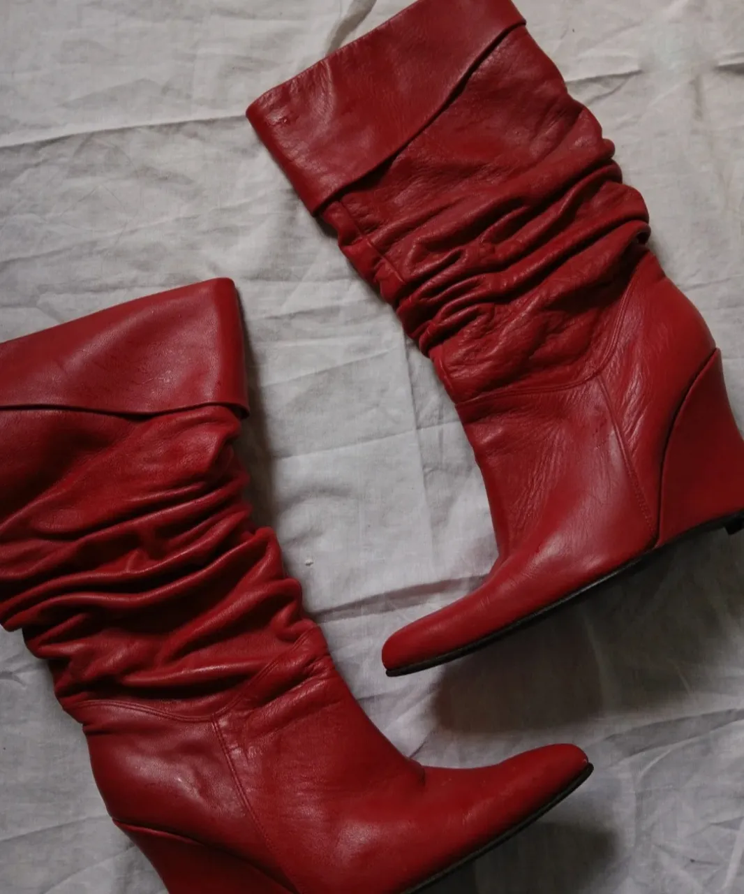 botas rojas de cuero con caña media arrugada y taco chino súper cancheras para levantar cualquier look de invierno o media estación. taco de 9cm, mínimos detalles, no son notorios