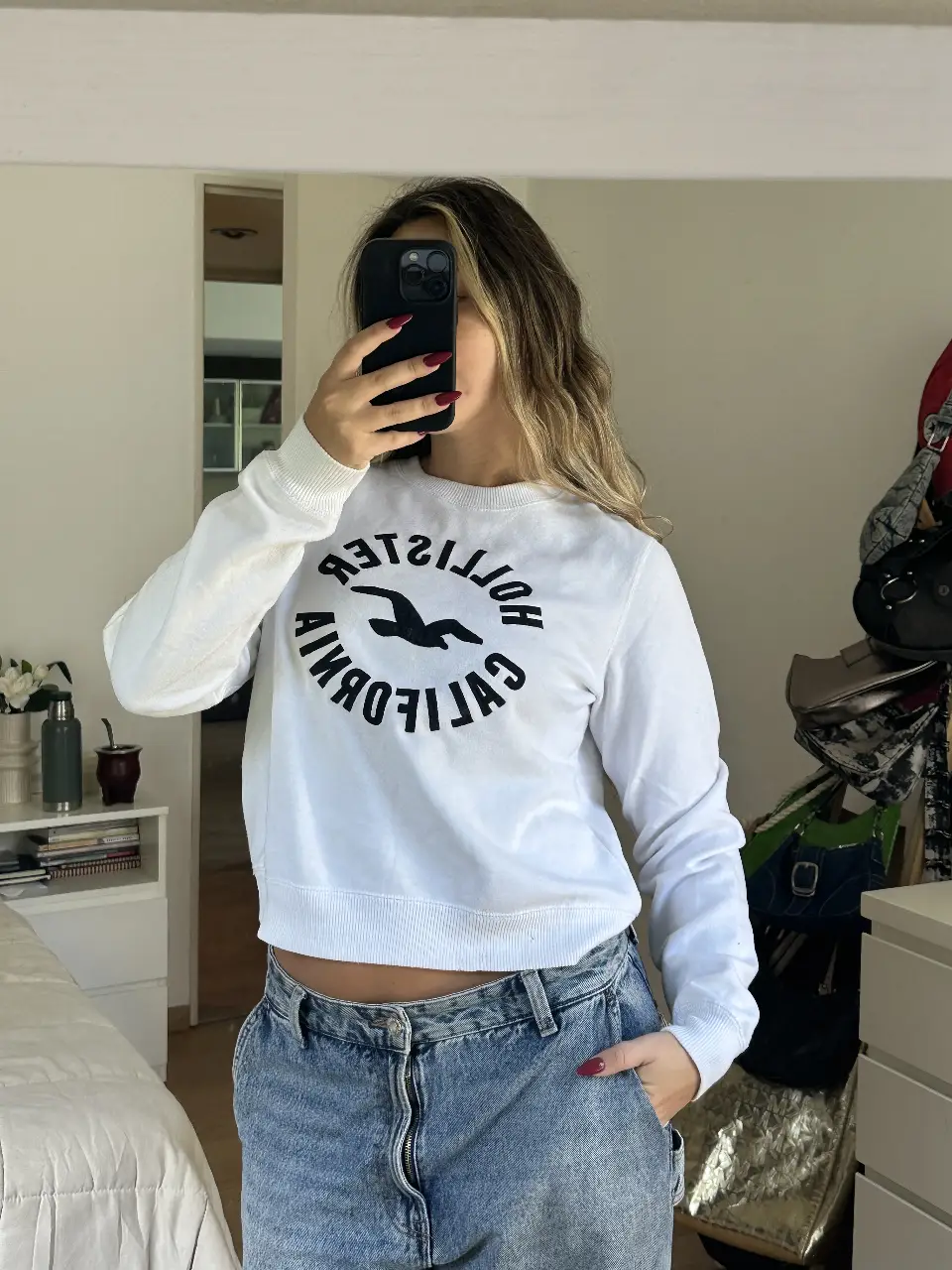 Buzo de cuello redondo Hollister blanco con logo en el frente. Talle M. Ideal para un look casual y cómodo.