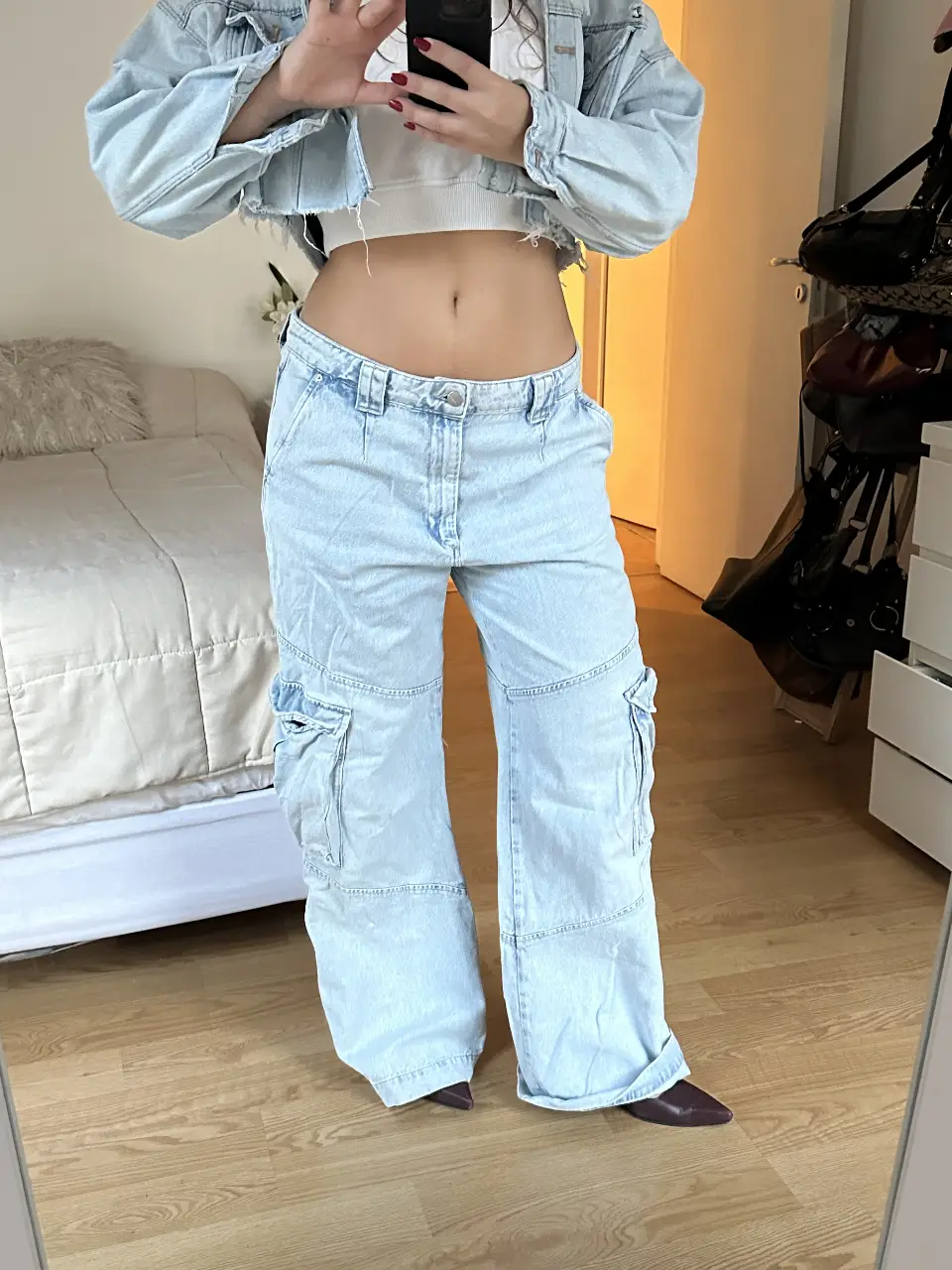 Pantalón cargo PULL&BEAR de jean celeste claro, tiro bajo y corte ancho. Con bolsillos laterales amplios y detalles de costura. Ideal para un look de día. 2 usos 