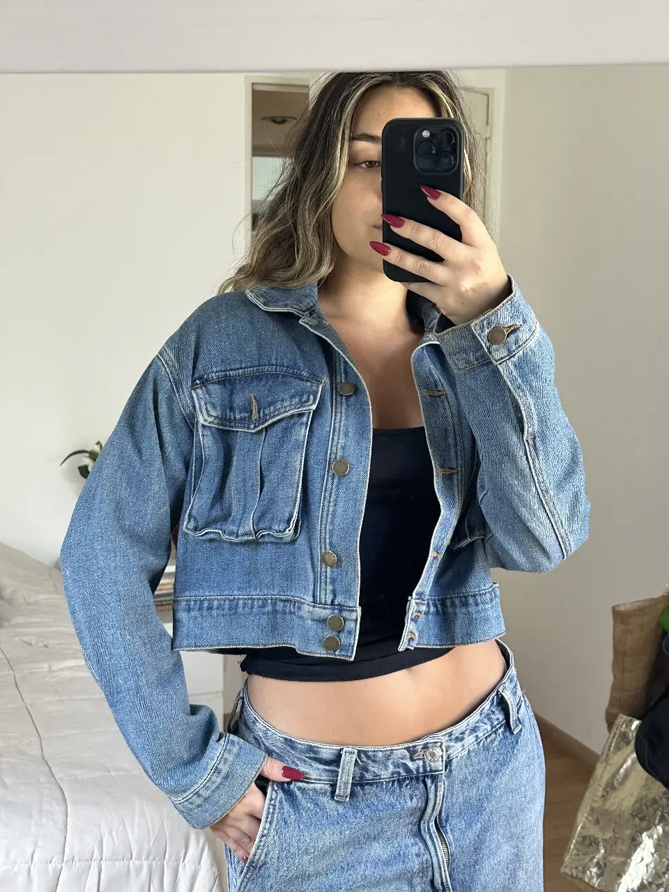 Campera de jean Forever 21, corte cropped, con bolsillos delanteros y botones. Ideal para un look casual y moderno.