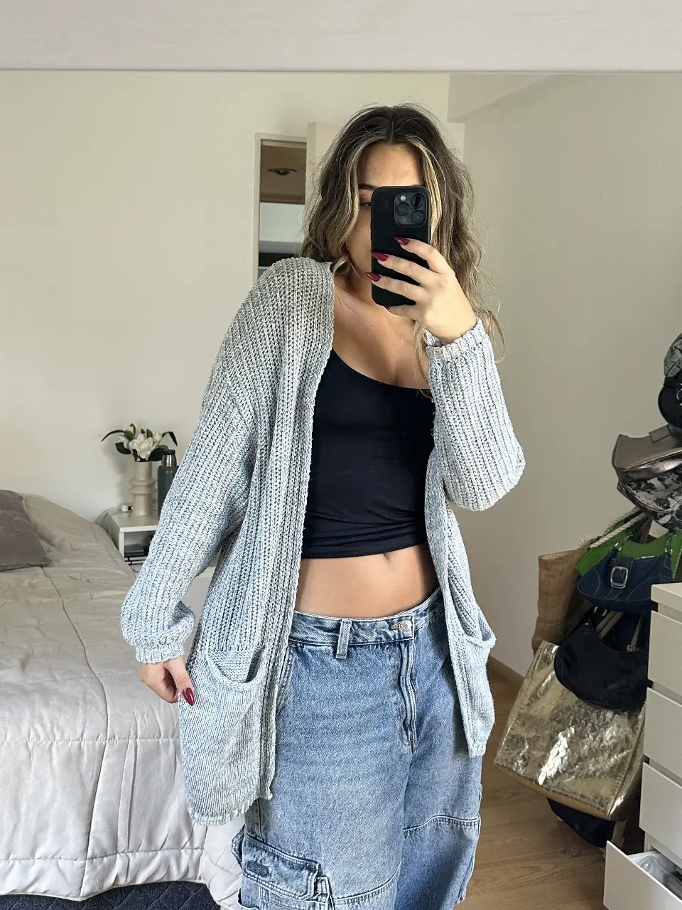 Cardigan de tejido grueso en color gris, con bolsillos delanteros. Ideal para un look casual y abrigado.
