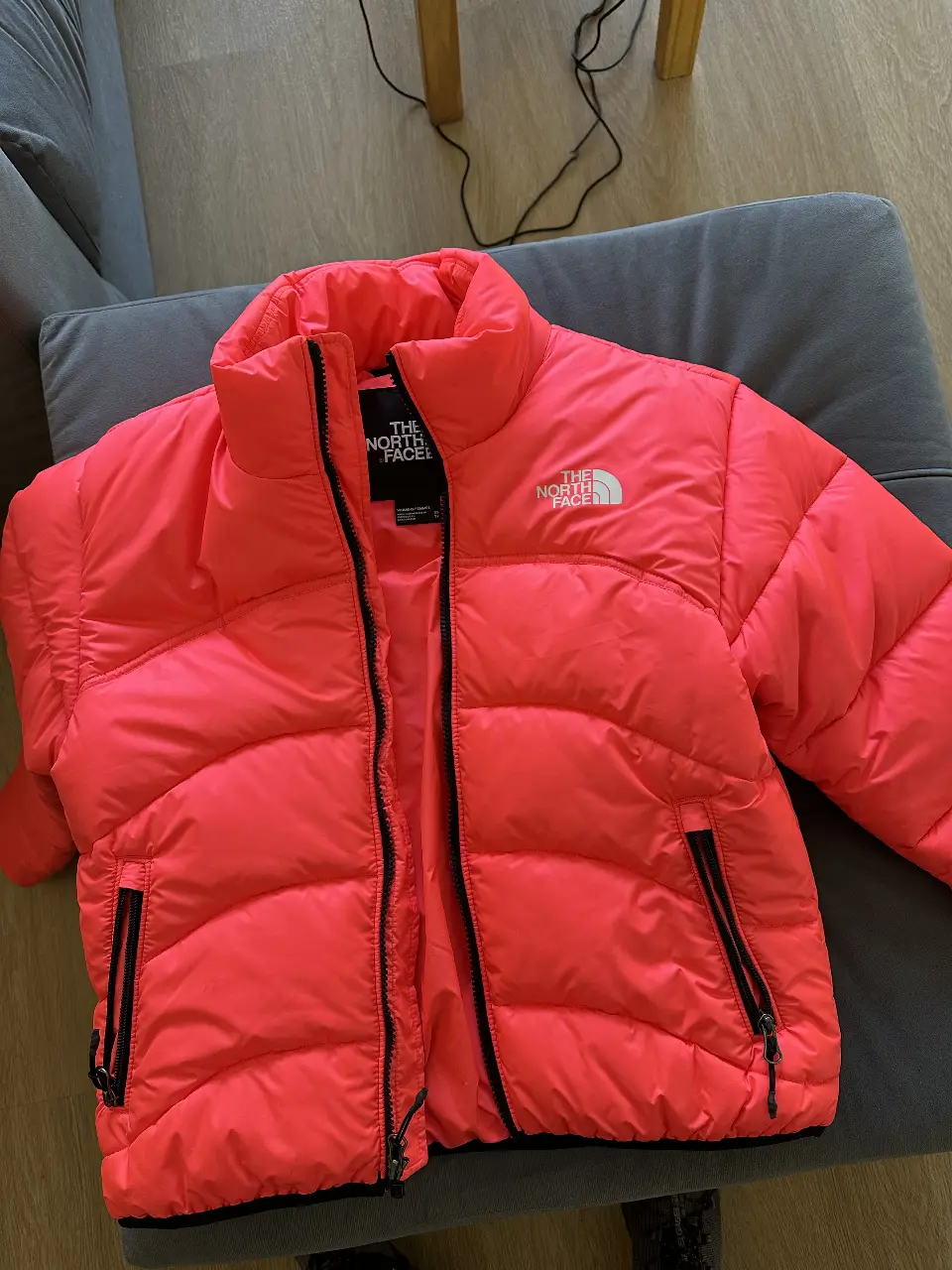 Campera original 100% de pluma The North Face color rosa chicle, ideal para el invierno. Cuenta con cierre y bolsillos con cierre. Perfecta para mantenerte abrigado con estilo.