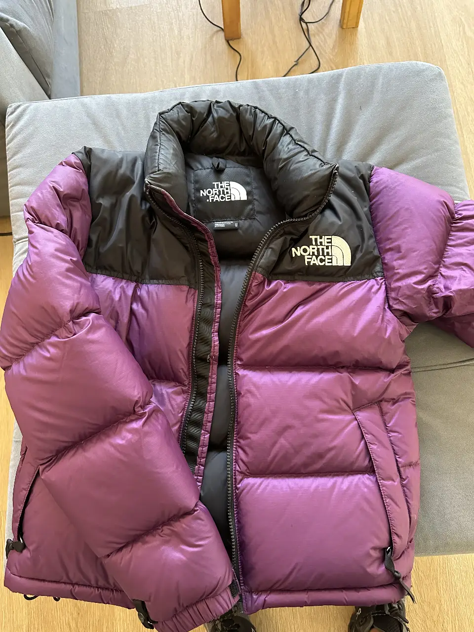 Campera 100% original de pluma The North Face, color violeta y negro, talle XS. Ideal para el invierno, abrigada y con un diseño moderno.