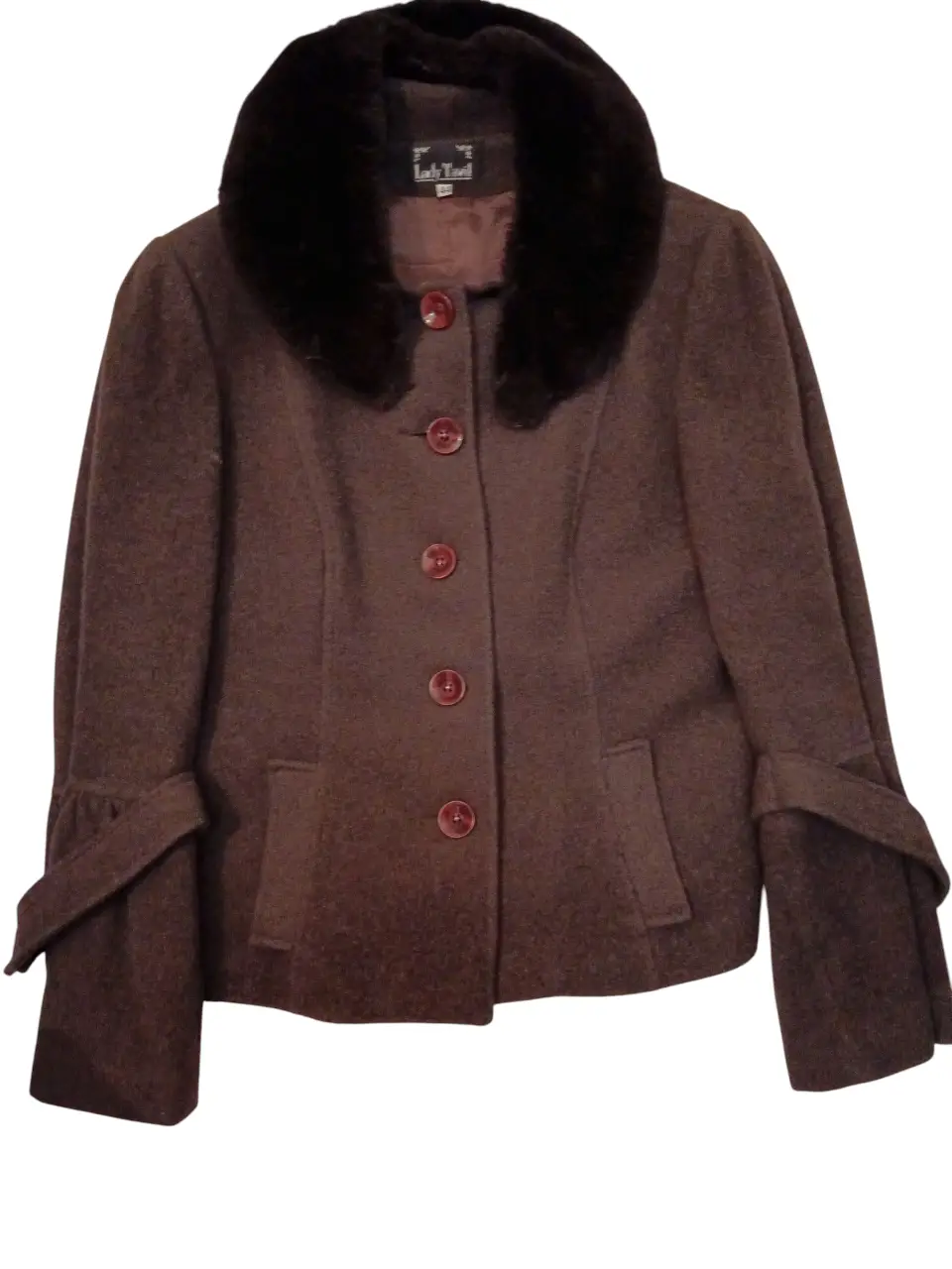 Tapado marrón con cuello de piel sintética y botones. Ideal para el invierno, con mangas con detalle de volados.
