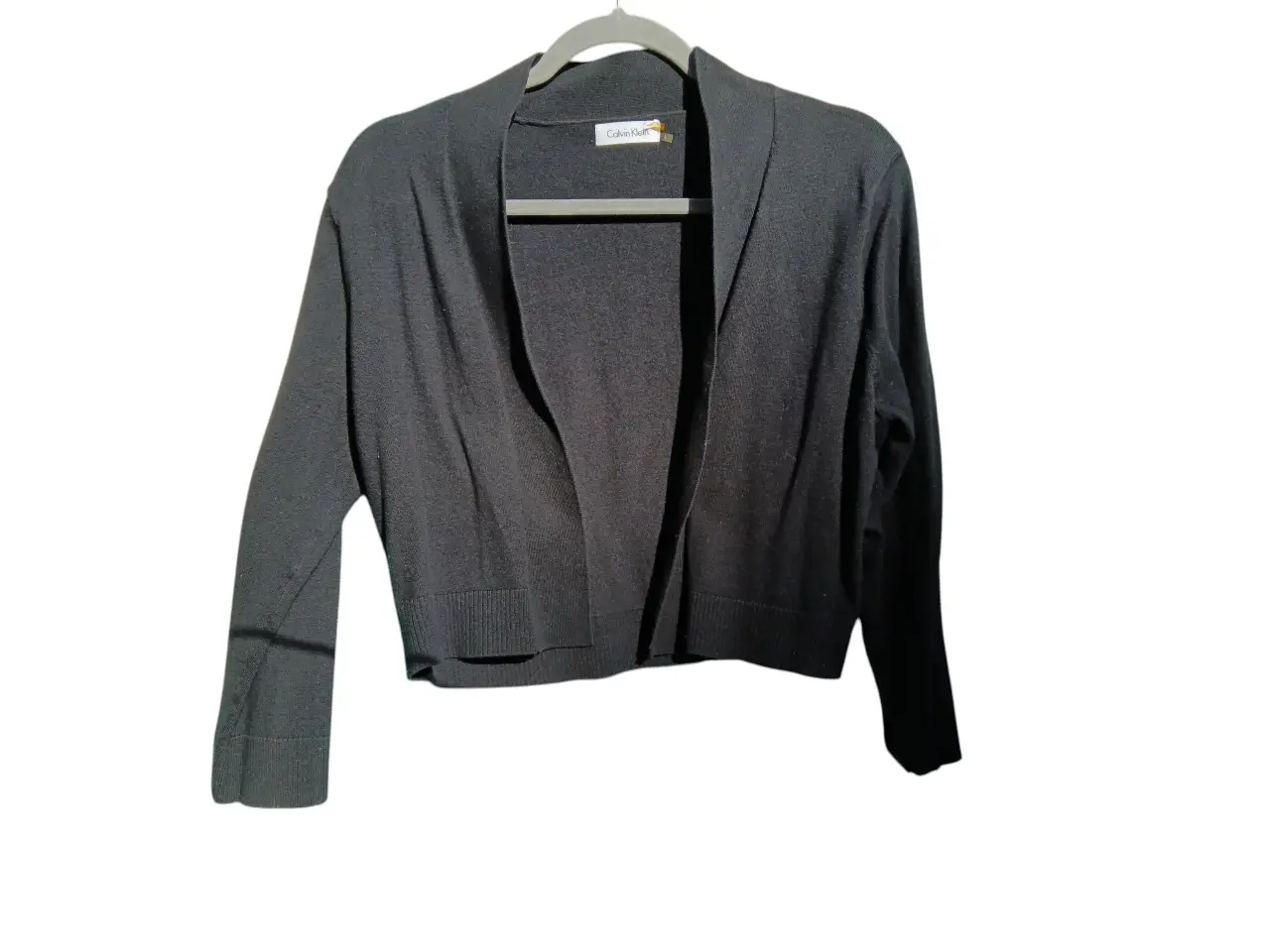 Cardigan negro de mujer, de la marca Calvin Klein. Ideal para usar en cualquier ocasión, con un diseño clásico y elegante.