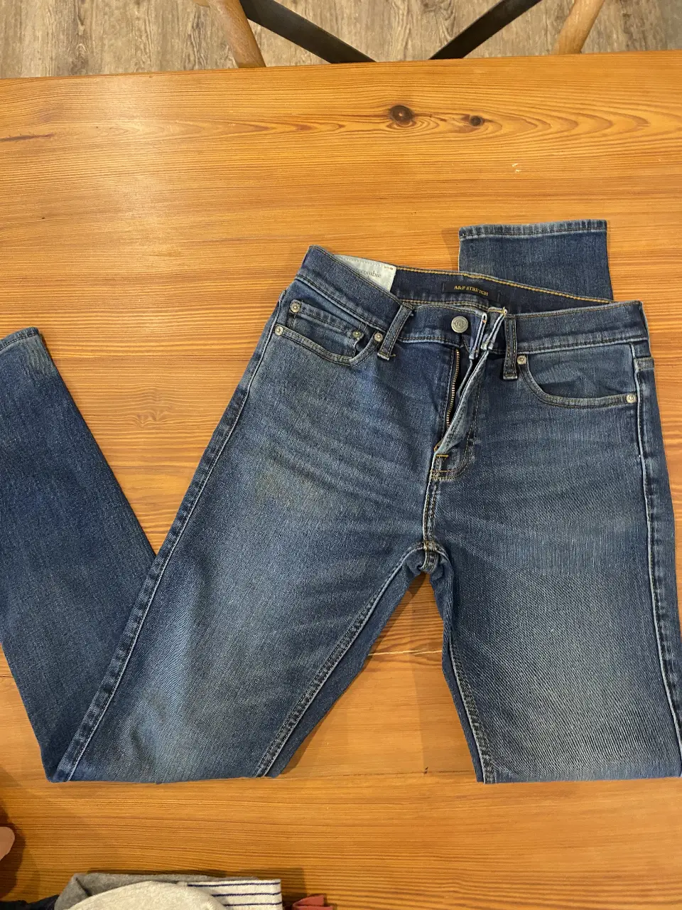 Jeans Skinny de hombre Abercrombie & Fitch, talle 30x32. Tiro medio, ideal para un look casual y moderno. Perfecto para combinar con remeras o camisas.