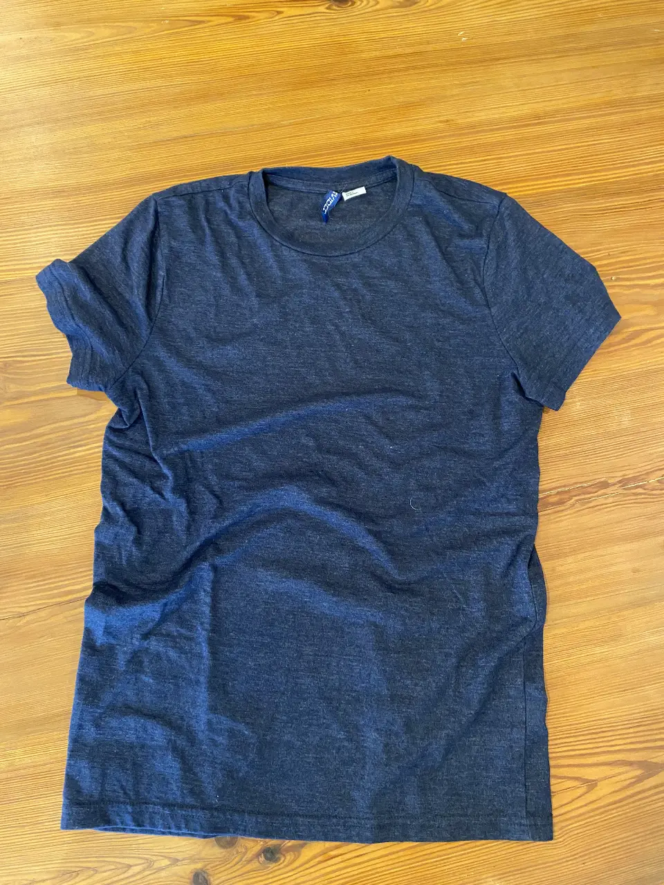 Remera de hombre azul marino, de manga corta, de la marca Divided. Ideal para un look casual y cómodo.