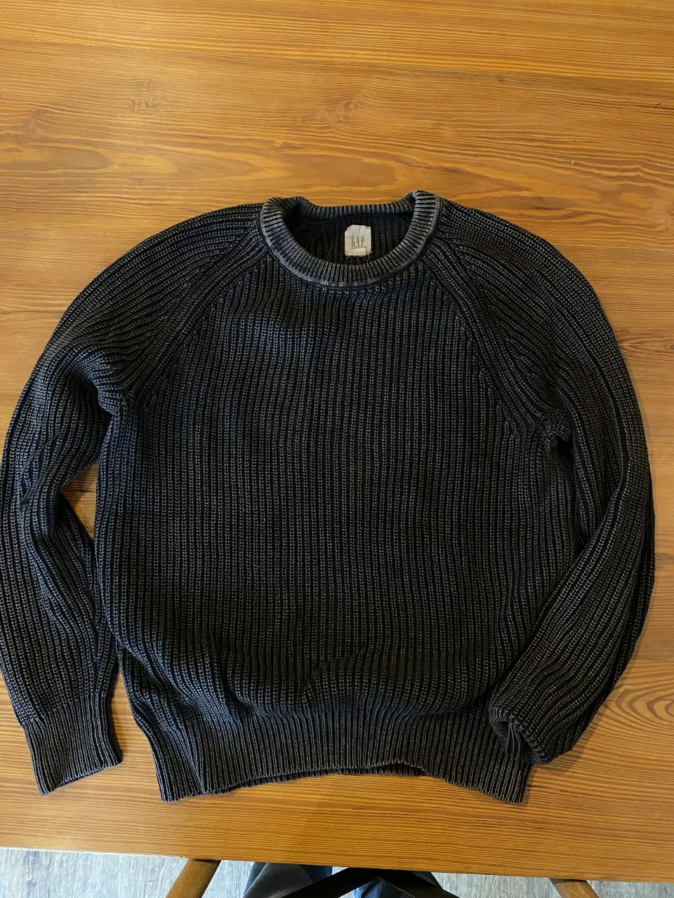 Sweater de hombre GAP, tejido de punto grueso, cuello redondo y mangas raglán. Ideal para un look casual y abrigado.
