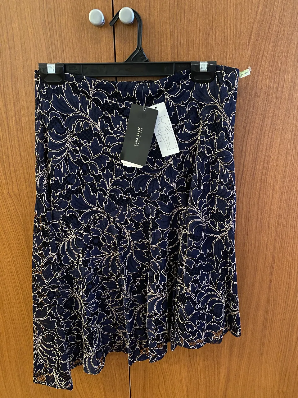 Pollera azul marino con delicado bordado dorado. Diseño elegante y femenino, ideal para eventos o salidas especiales. Su corte y estampado la hacen única.